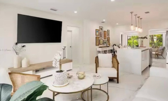 Flagami House | Modern House in Coral Gables