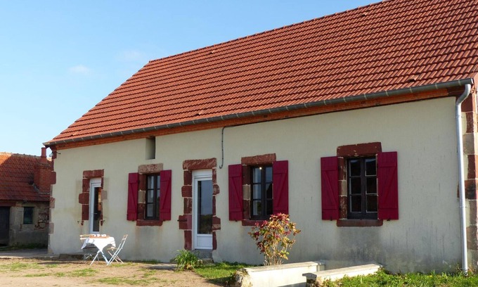 Vaumas Cottage | Modern house with garden, pets allowed, linens included