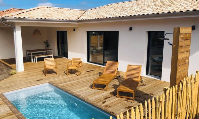 Lacanau House | Modern house with swimming pool, between lake and forest