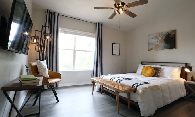 Gainesville Condo | Modern Industrial Suite ⚙️ Updated 2BD Condo