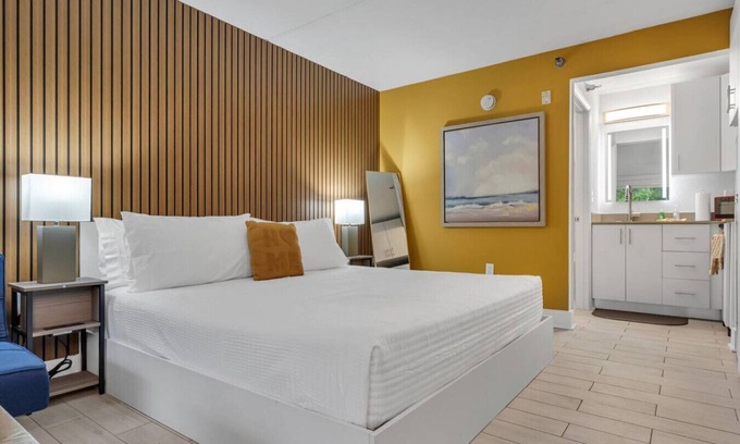 Kissimmee Apartment | Modern King Room 7min Disney + Pool