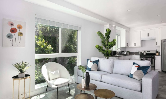 Mid City House | Modern LA Townhouse | Walk to Top Attractions