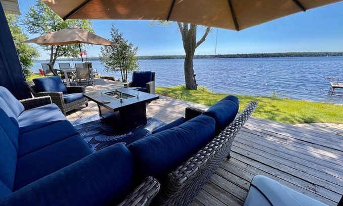 Selwyn Cottage | Modern Lakehouse on Clear Lake