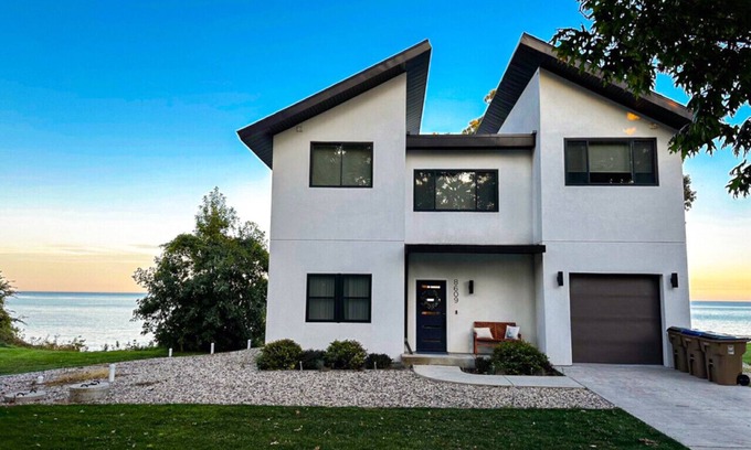 Pleasant Prairie House | Modern Lakeside Villa
