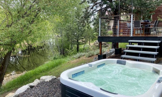 Tamarack Resort Cabin | Modern Lakeside Donnelly Cabin with Hot Tub