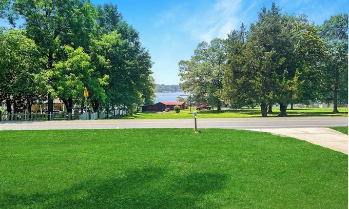 Bethlehem House | Modern Lakeview Escape in Hickory - Pet friendly