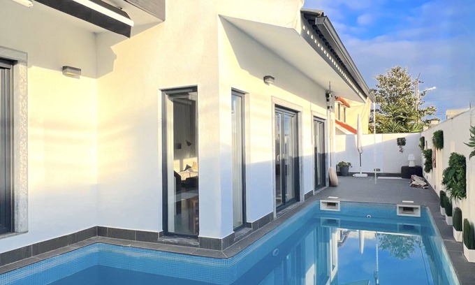 Corroios House | Modern Lisbon Oasis: 15 Mins to City, 4 Mins to Beach, Pool & AC Comfort