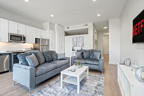 Deep Ellum Apartment | Modern Loft City View