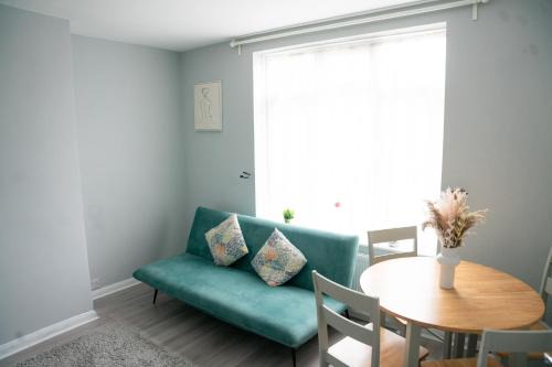 Hale Apartment | Modern London House With Free Parking & Family Friendly