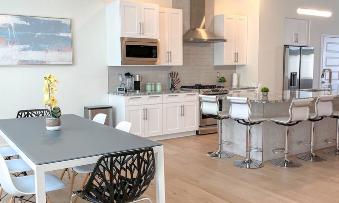 The Gate House | Modern & Luxurious. 4BR. Sleep 12. Minutes to downtown