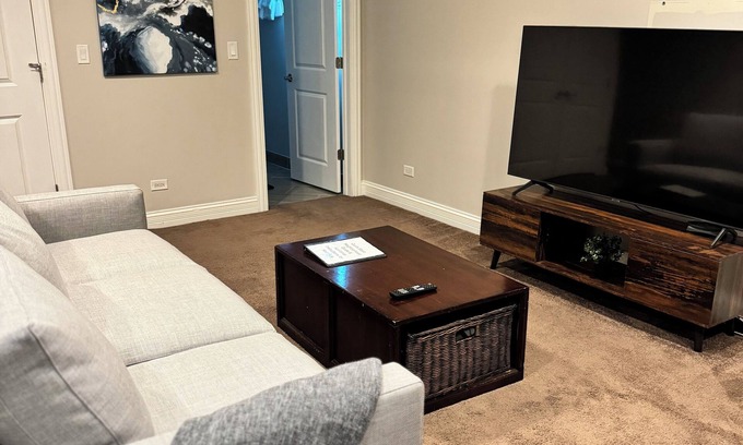 Irving Park East Apartment | Modern Luxury 1bd-1ba - Heart of City: Close to Highway 90 & 94