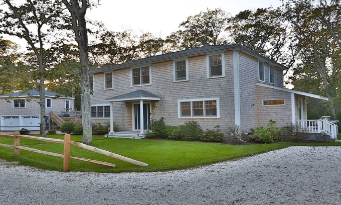East Chop House | Modern, luxury 5-bed, 4.5-bath w/full basement! Now booking for 2026!