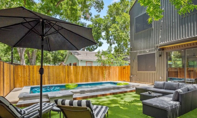 East Cesar Chavez House | Modern Luxury Home - Minutes from Lady Bird Lake