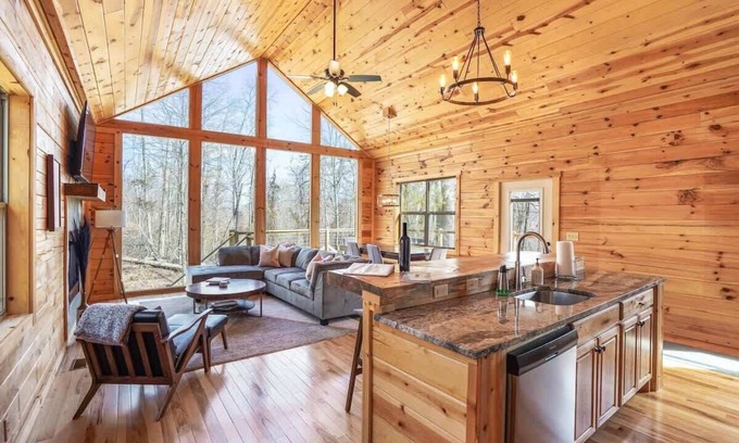 McArthur Cabin | Modern Luxury I Hot Tub I Hiking