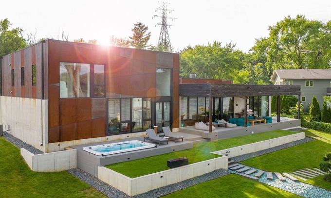 La Crescent House | Modern Luxury River Home