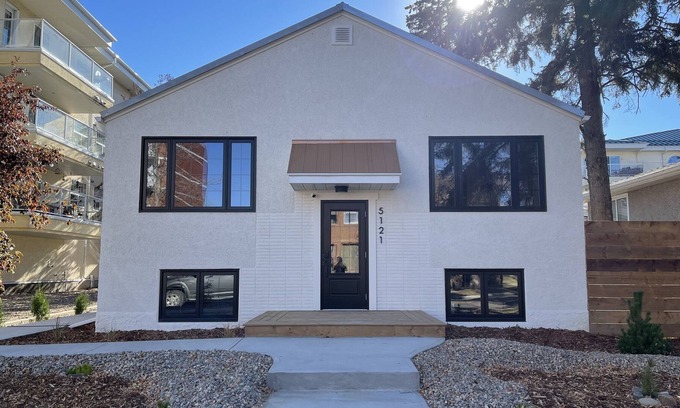 Lloydminster Condo | Modern Luxury Suite in Downtown Lloydminster. 2 min from Golf Course!