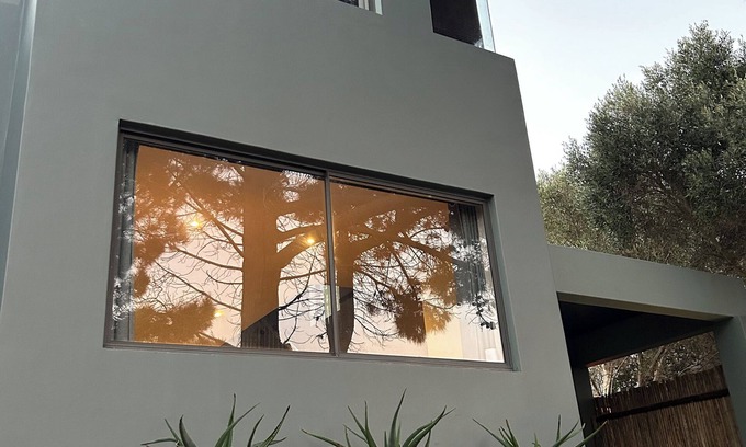 Hermanus Heights Villa | Modern luxury villa in a safe sought after area. Stunning sea/Mountain View’s!