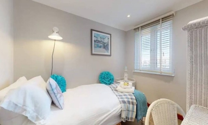 Castle Apartment | Modern Marina View Retreat | 3BR | Free Parking | Waterfront Bliss