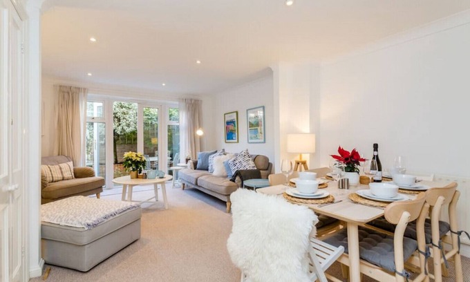 Montpelier House | Modern Mews House City Centre location with free parking and outdoor space