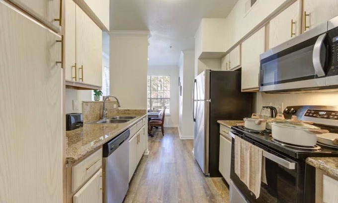 MacGregor Apartment | Modern Minimalist 2Bed | TMC & 5 min from Midtown