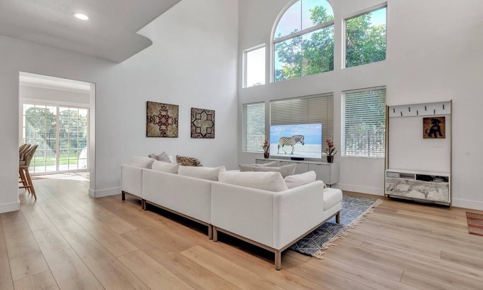 Fullerton House | Modern Minimalist Monthly Rental Near Disneyland