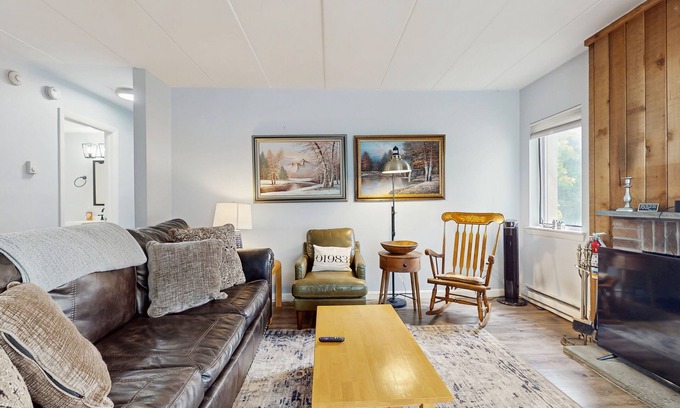 West Dover Condo | Modern mountain condo – views, fireplace, WiFi, hot tub, pool, shuttle