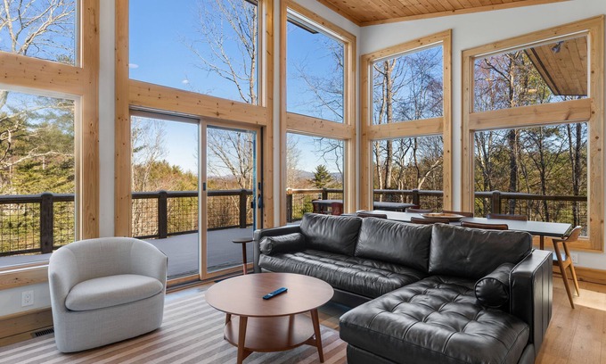 Fleetwood House | Modern Mountain Lodge with a View