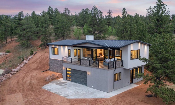 Cripple Creek House | Modern Mountain Retreat with Sauna and Spectacular views.