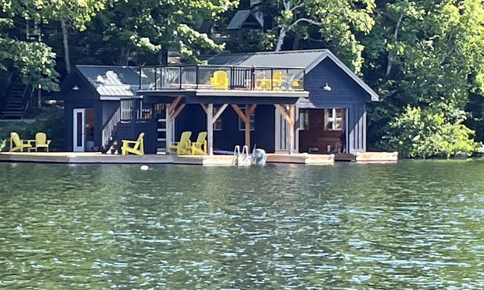 Seguin Cottage | Modern Muskoka Gem with Gorgeous Lake View, Sleeps 10 -Minimum Stay 28 days