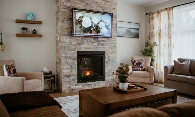 Dwight Cottage | Modern Muskoka Retreat w/King Bed & Hot Tub