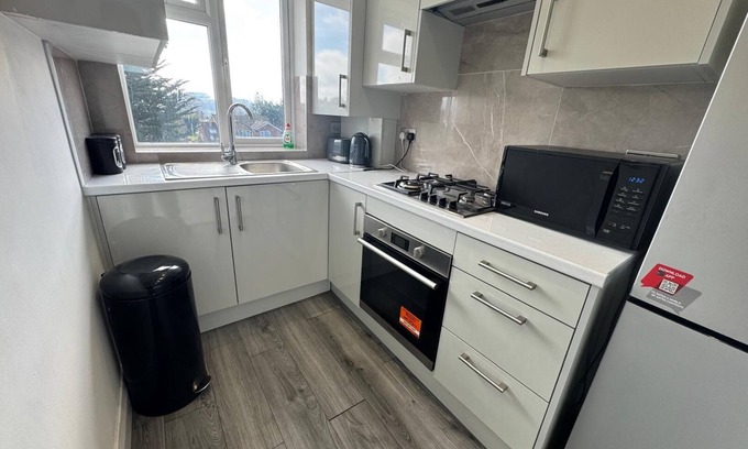 Luton Apartment | Modern New 2 Bed Apartment with Kitchen and Laundrette - Family/Couple Friendly