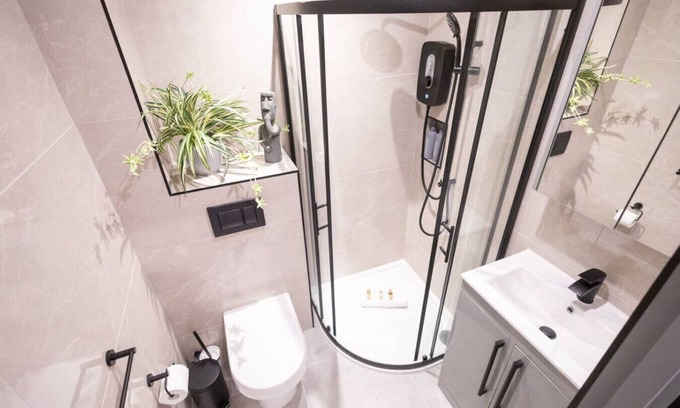 West Finchley Apartment | Modern New 2BR/2BA in Finchley