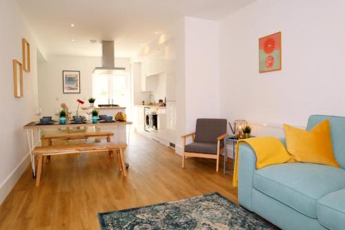 Branksome House | Modern New House - Great Location - Garden - Parking - Fast WiFi - Smart TV - Stunning 2 Bedroom House sleeps up to 4! Only 5 mins drive to Sandbanks Beach