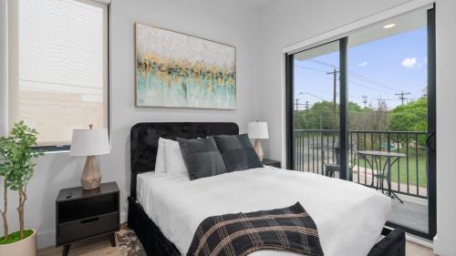 West Congress Apartment | Modern & Newly Renovated 1BR Flat West Congress