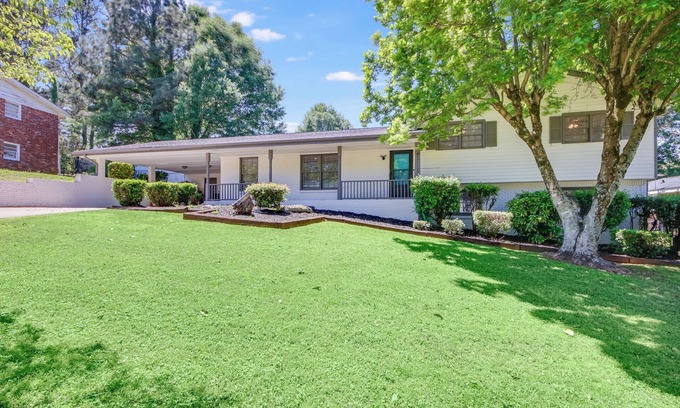 Church Street House | Modern Oasis 4-bedroom house in Jonesboro with WiFi, AC