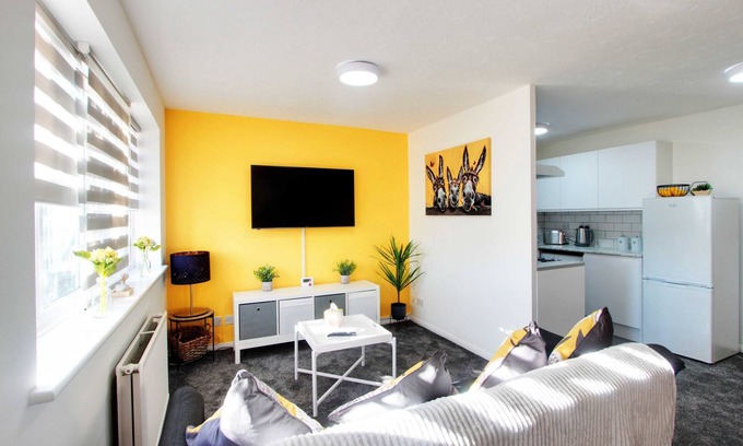 West Hendon House | Modern One Bedroom House, Welsh Harp, NW London