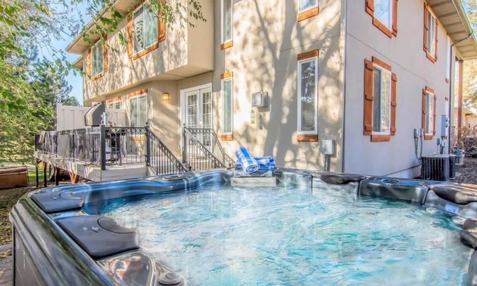 Midvale House | Modern Parkside Home! Hot Tub * XBox * Ping Pong *