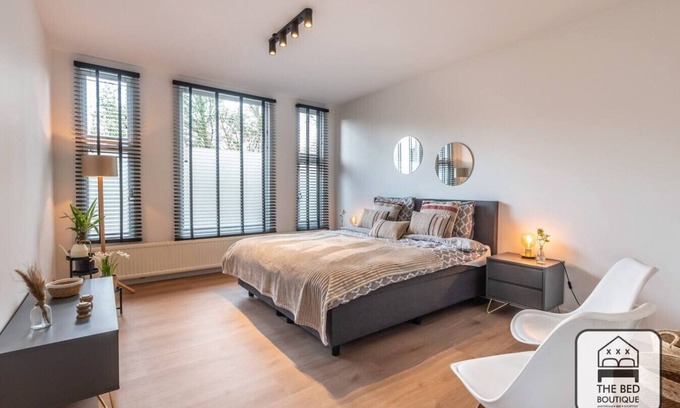 Amsterdam South Apartment | Modern Pearl Room in Peaceful Amsterdam Zuid | Walk to Forest + Free Parking