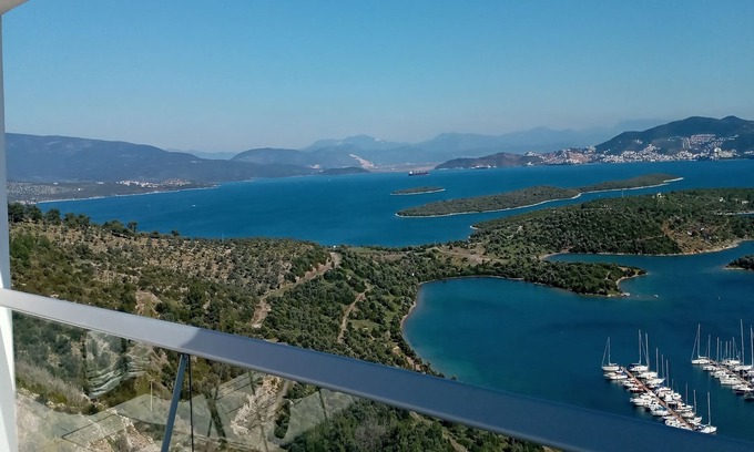 Kiyikislacik Apartment | Modern penthouse apartment with stunning views of the Aegean.