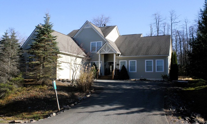 Pocono Pines House | Modern Poconos Retreat - 10.5 miles from Skiing. Spacious & family friendly
