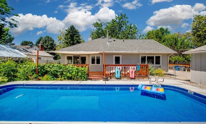Depot Bench House | Modern Pool House by BSU!