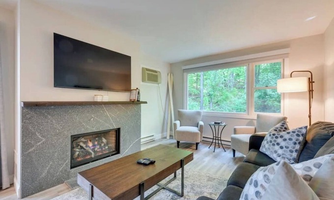 Stowe Area Condo | Modern pristine space in perfect Stowe location