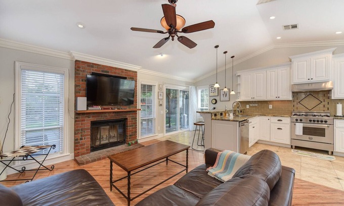 Antelope House | Modern private 3 bed/2 bath home close to freeway/shopping/dining