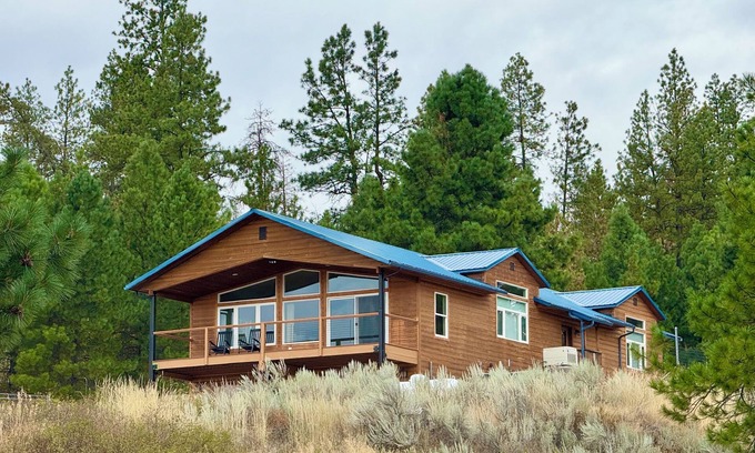 Colville House | Modern. Private. Spacious. Fully stocked. Family friendly. Cozy. RV hookup.