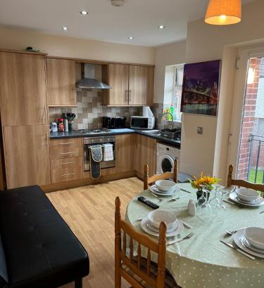 Manchester Apartment | Modern, Quiet, Sleeps 9, Etihad, CoOp Live, Manchester