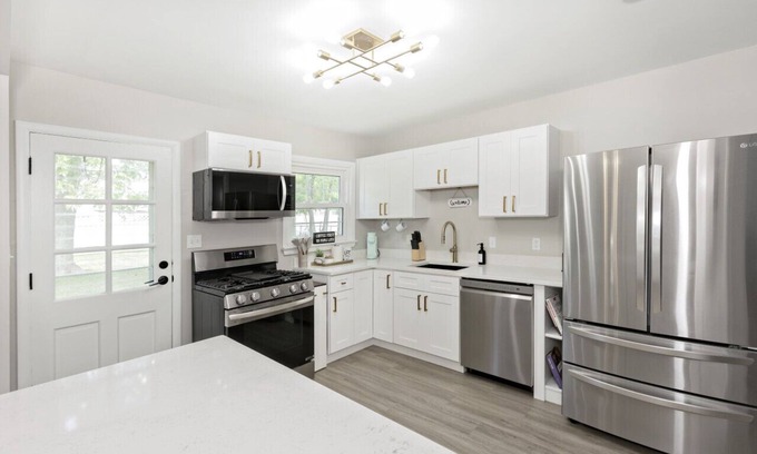 Euclid House | Modern Ranch 15 min to Downtown & Hospitals