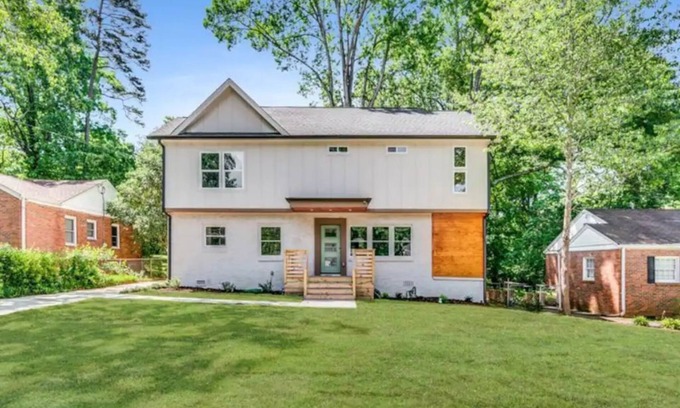 East Side House | Modern relaxing home w/movie room & massage chair
