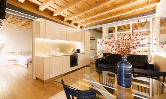 Citta Antica Apartment | Modern residence with balconies overlooking Piazza Erbe