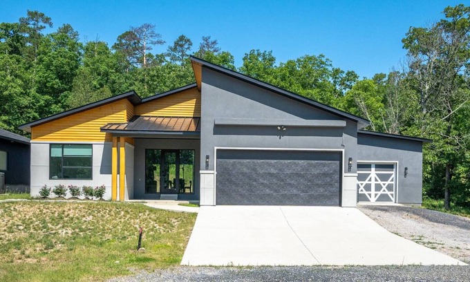 Mid America Apartment | Modern Retreat | 12 min-Oaklawn | KID Friendly