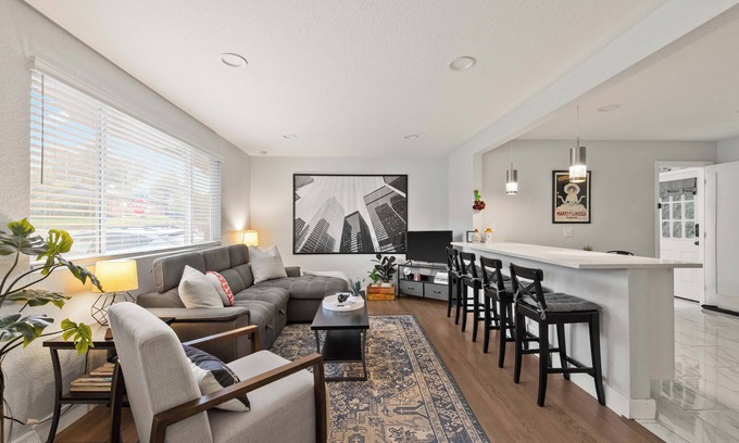 Lamar Heights Area House | Modern Retreat w/Patio & Sunset Views - Gray St